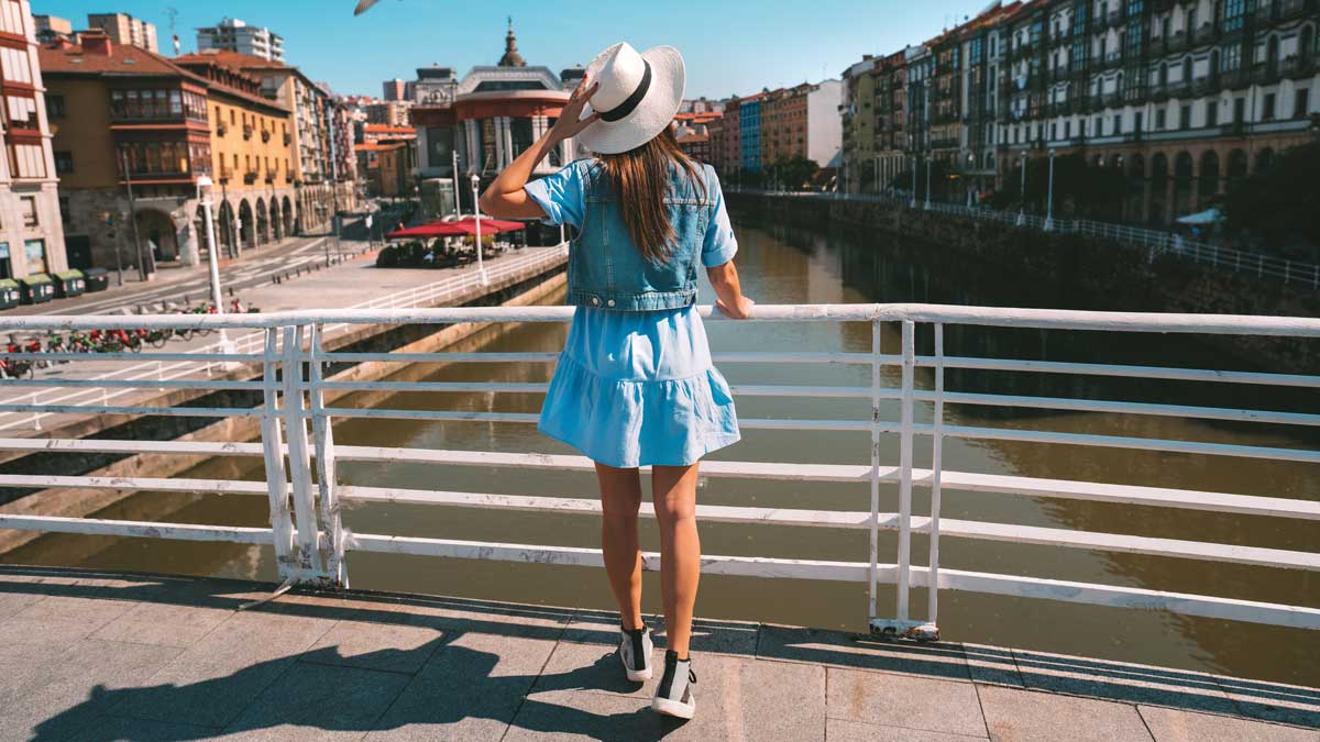 Schülerin am Fluss in Bilbao