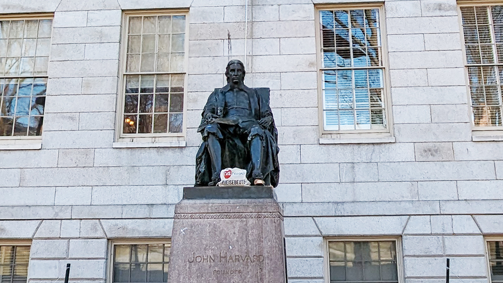 Die Statue von John Harvard 