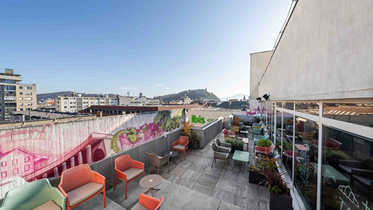 1 Klassenfahrt Ljubljana HostelTheFuzzyLogimibisStylesHotel Dachterrasse