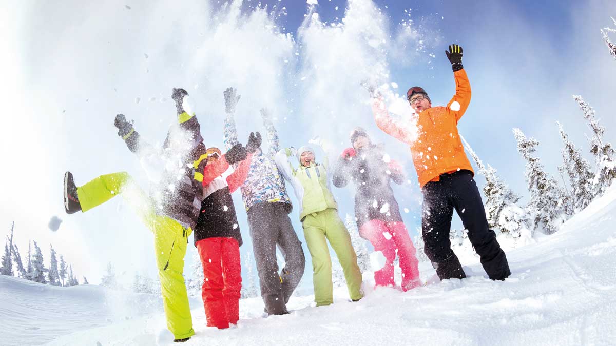 Schülergruppe im Schnee Skireisen mit der Klasse