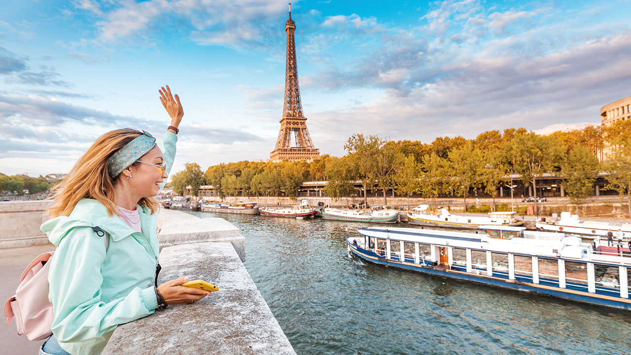 Klassenfahrt Paris Mädels machen ein Foto vor dem Eiffelturm