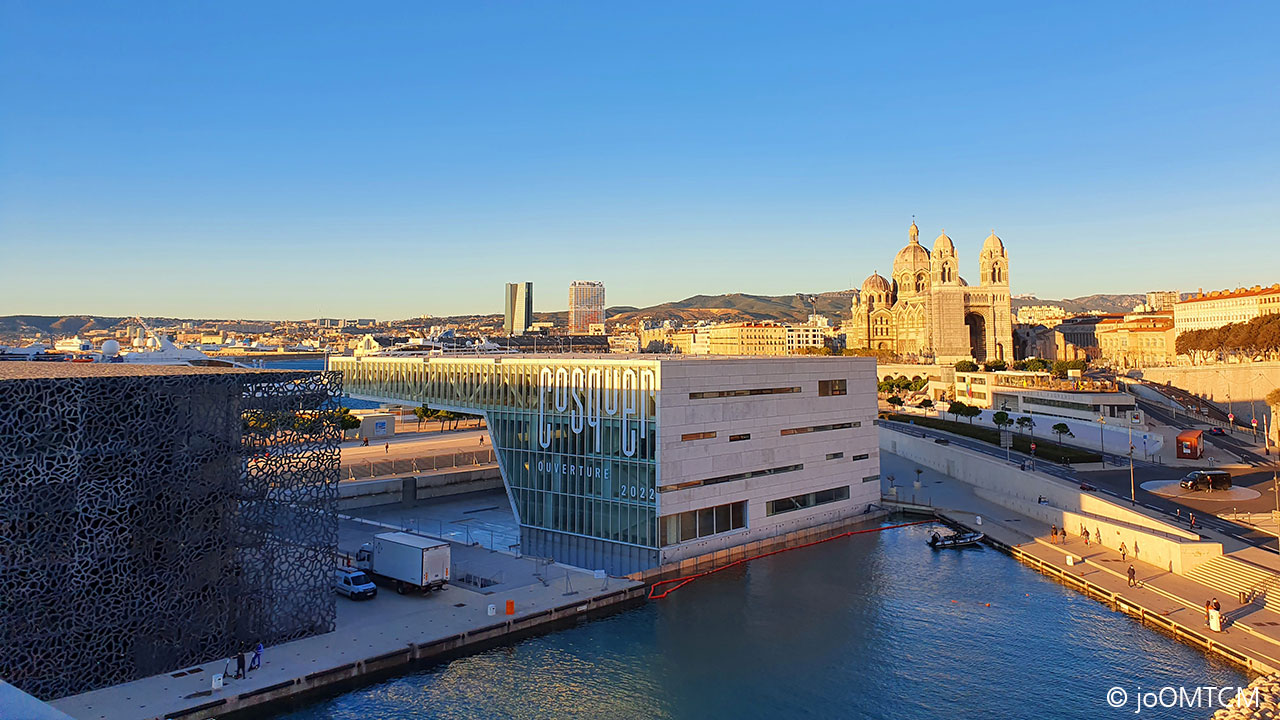 Blick auf das Kulturzentrum in Marseille mit Sonnenschein