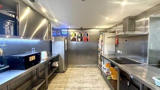 4 Klassenfahrt London SmartHydeParkInnHostel Küche