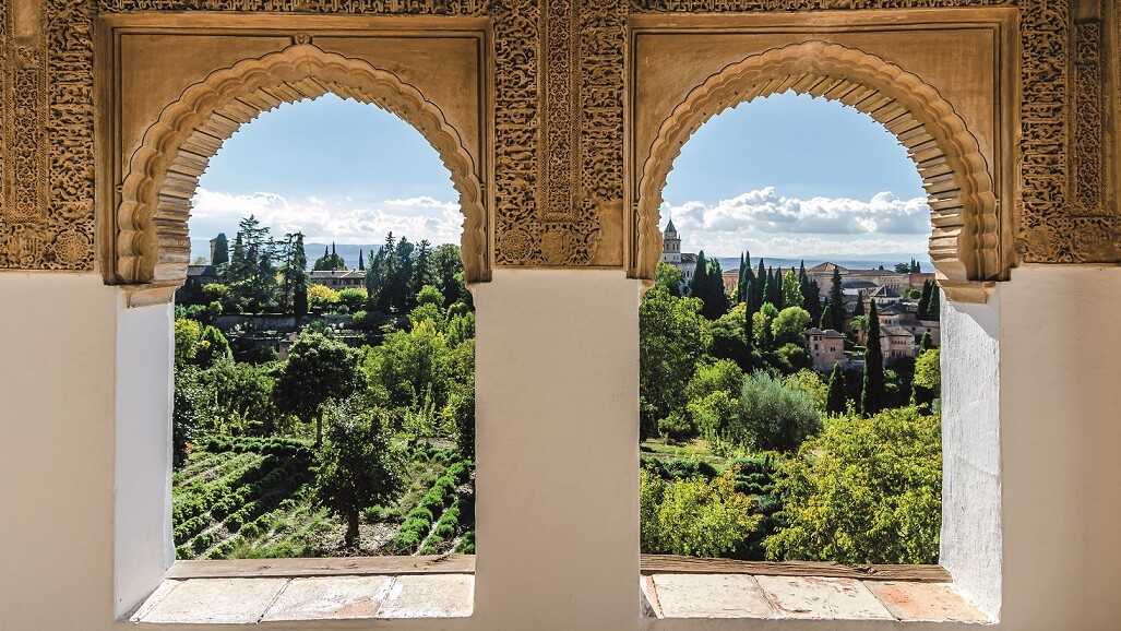 Ausblick durch zwei Fenster auf ein schönes Waldgebiet als Synonym für neue Entdeckungen