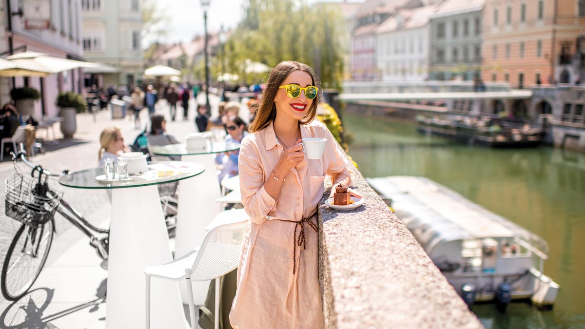 Innenstadt Ljubljana mit einer Schülerin am Fluss