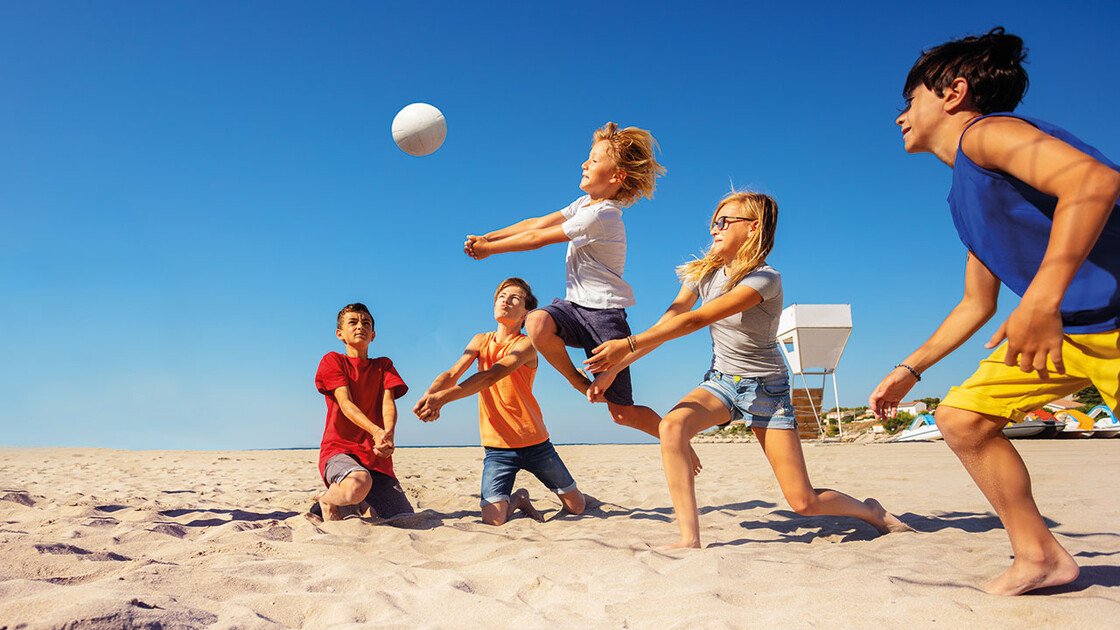 Schüler beim Beachball auf Rügen