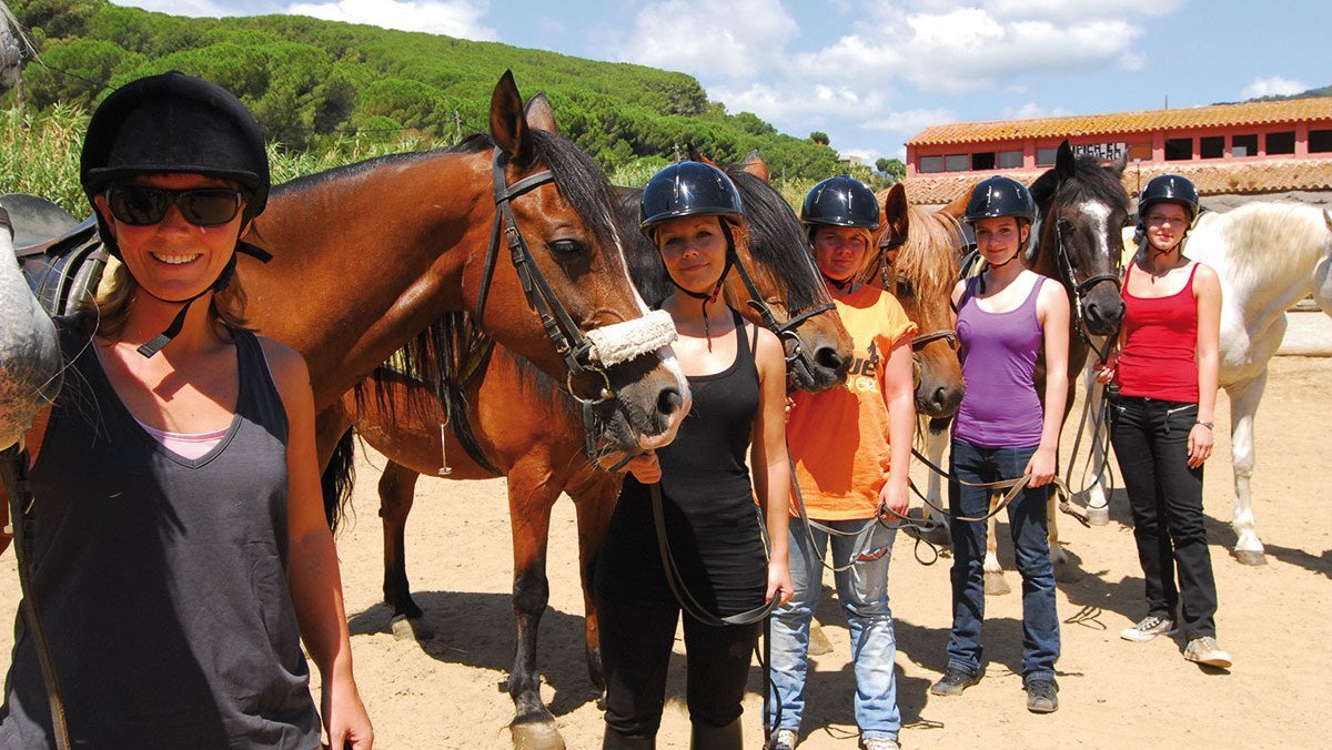 Klassenfahrt zum Ponyhof bei Kiel und Eckernförde Viele Kinder mit Pferden reiten auf dem Ponyhof