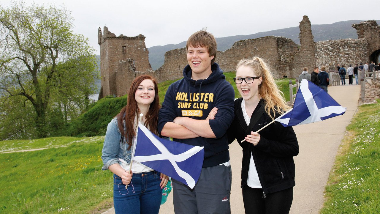 Klassenfahrten Schottland Schüler mit Schottland-Fahne