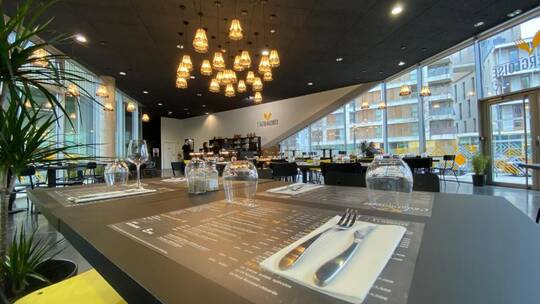 4 Klassenfahrt Lille AubergedeJeunesseLille LobbyundRestaurant