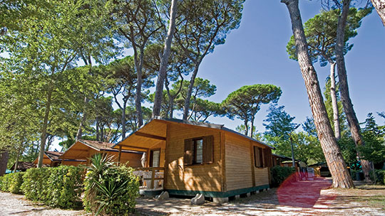 3 Klassenfahrt Versiliaküste CampingBoscoVerde Bungalowreihe