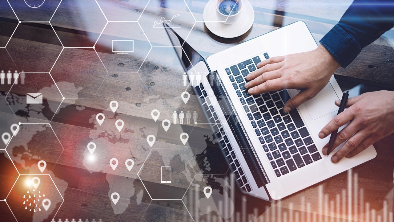 Ausbildung Kauffrau/Kaufmann Digitalisierungsmanagement Auszubildender bei der Arbeit am Laptop