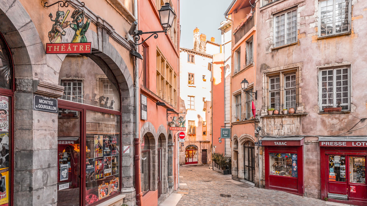 Altstadt Lyon mit engen Gassen und farbenfrohen Fassaden