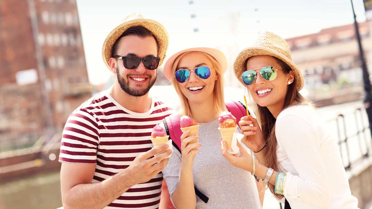 Schüler essen Eis in Danzig