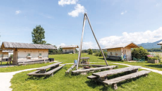 2 Klassenfahrt Chiemsee Almdorado Dorfplatz