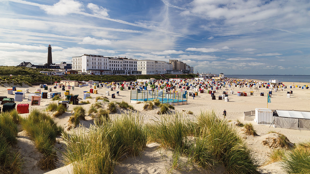 Rettungsring als Wegweiser am Strand von Borkum