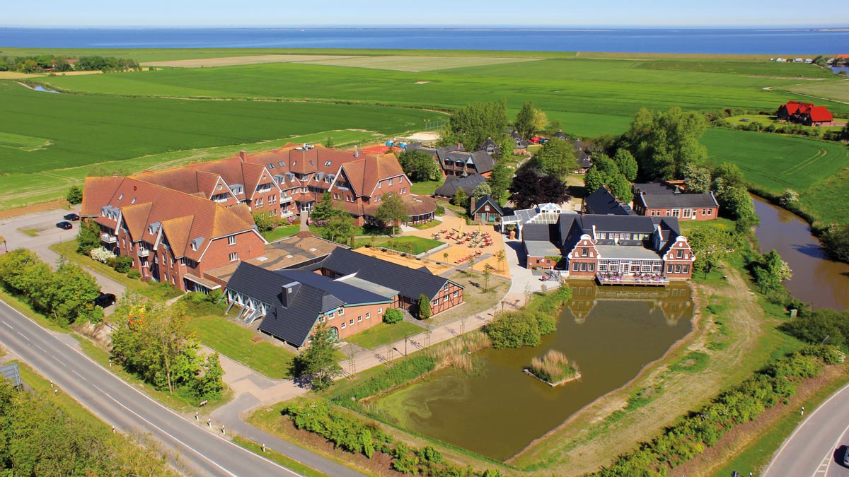 Schülerinnen machen Räder am Strand von Neuharlingersiel