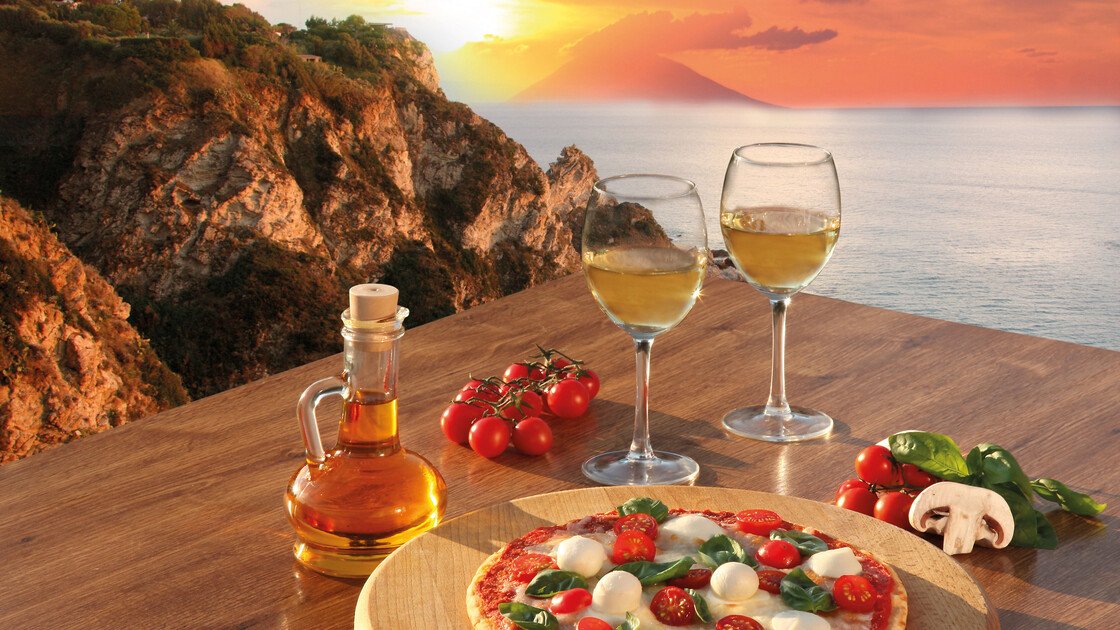 Italienische Pizza bei Sonnenuntergang