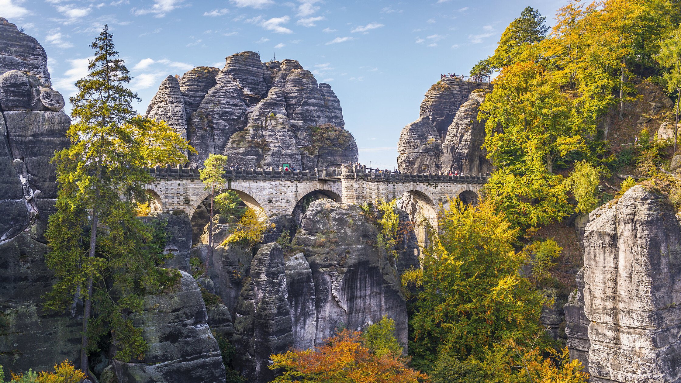 Blick in Bucht mit alter Steinbrücke