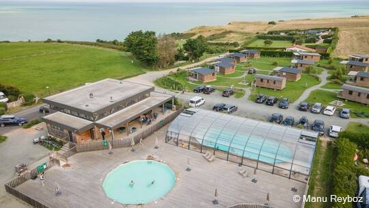 3 Klassenfahrt SaintPierreenPort HuttopiaCampingLaFalaise ÜberblickmitPools