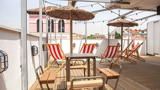 1 Klassenfahrt Barcelona HostelBastardo Terrasse