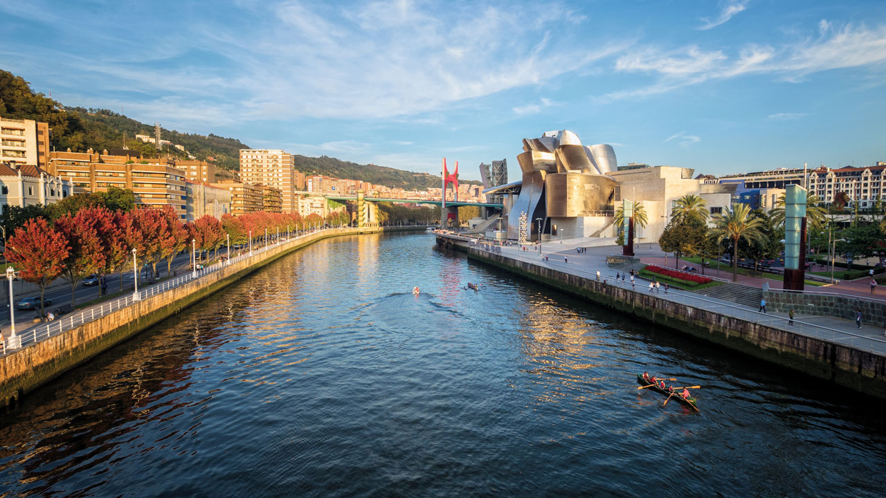 Klassenfahrt Bilbao und das Baskenland Schülerin am Fluss in Bilbao