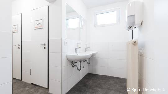 2 Klassenfahrt Sauerland JHBiggesee Gemeinschaftsbad