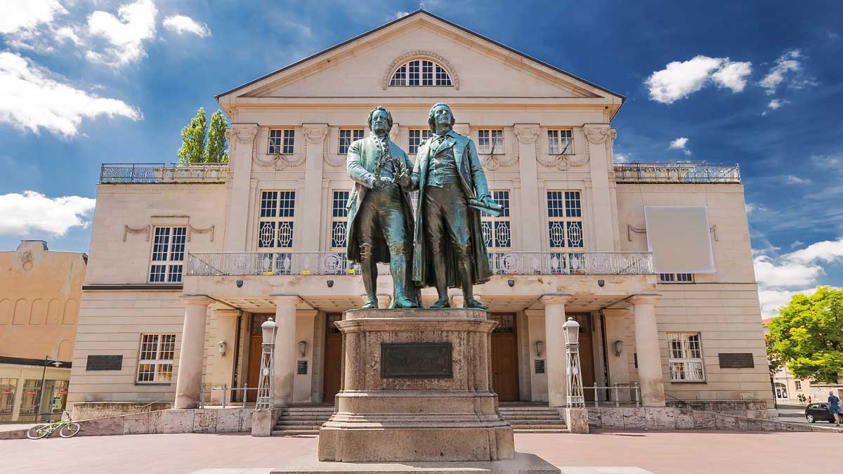 Goethe-Schiller Denkmal vor dem Nationaltheater in Weimar