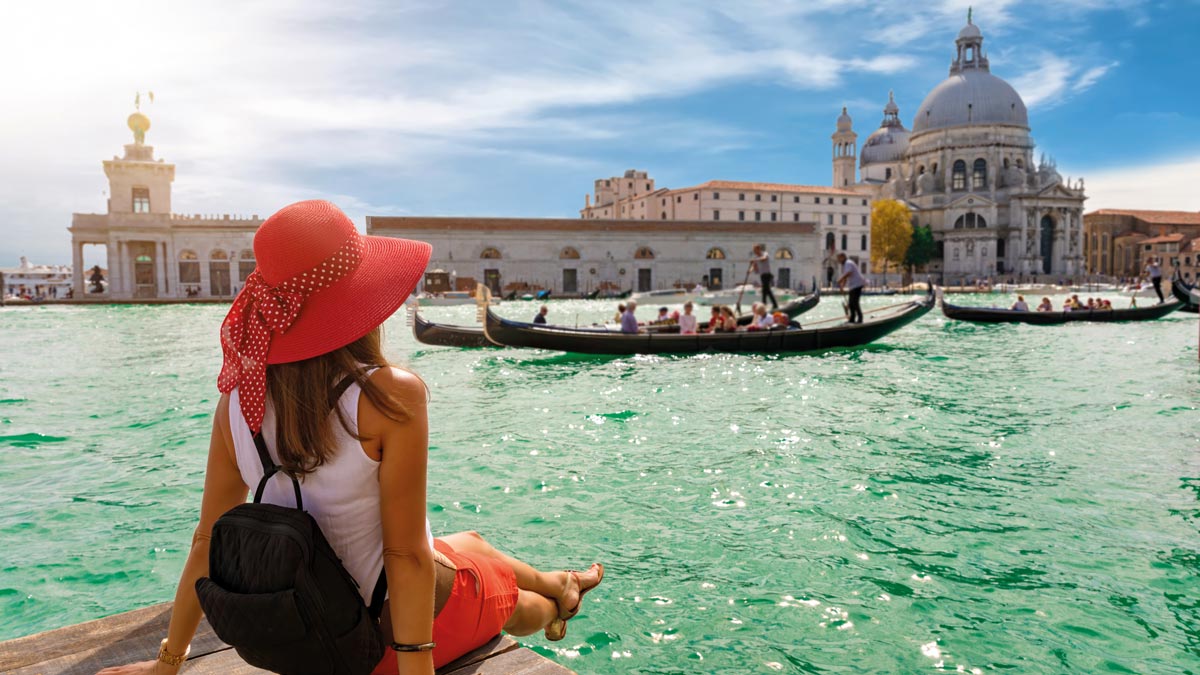 Schülerin sitzt auf einem Steg in Venedig