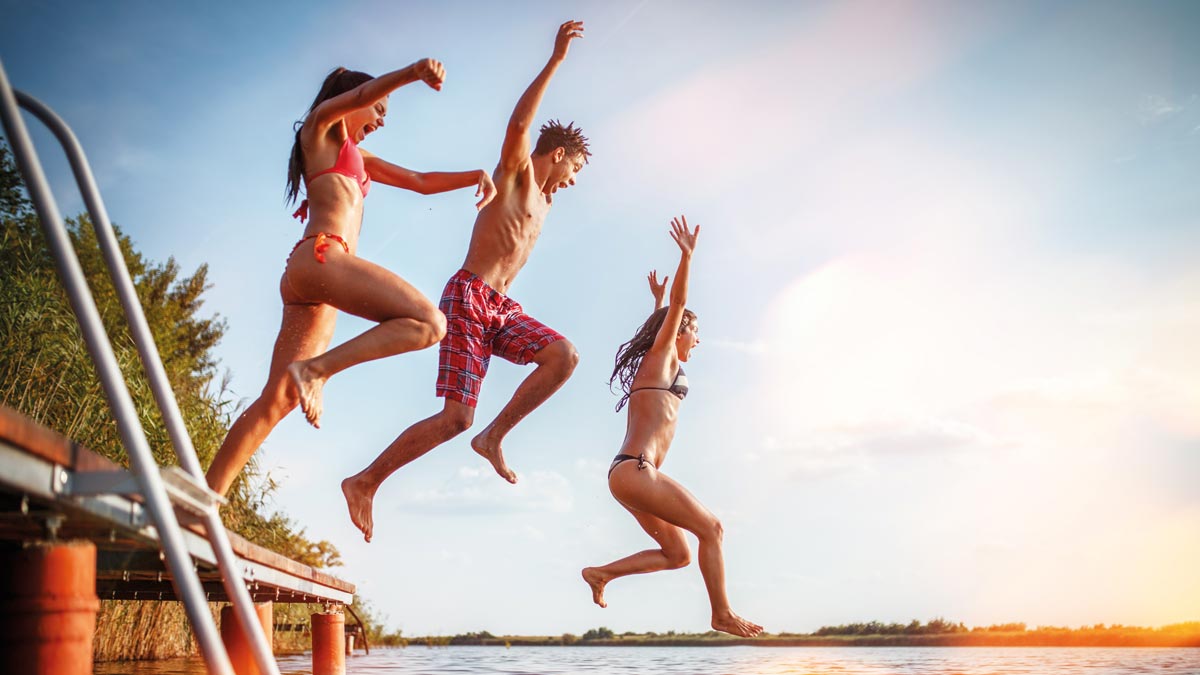 Schüler springen in den See