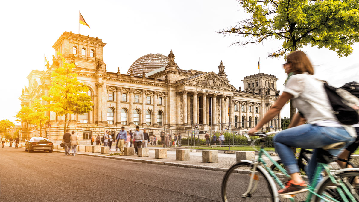 Schüler vor dem Brandenburger Tor in Berlin