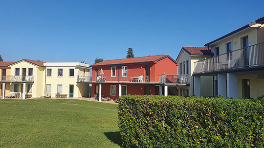 2 Klassenfahrt Gardasee GasparinaVillage Außenansicht