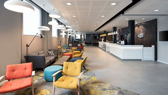 2 Gruppenreisen London HamptonbyHiltonDocklands Eingang Foyer