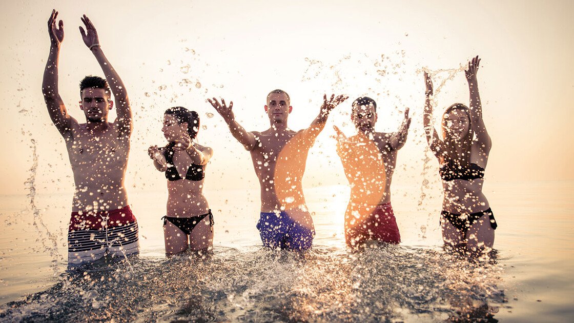 Schüler haben Spaß im Wasser