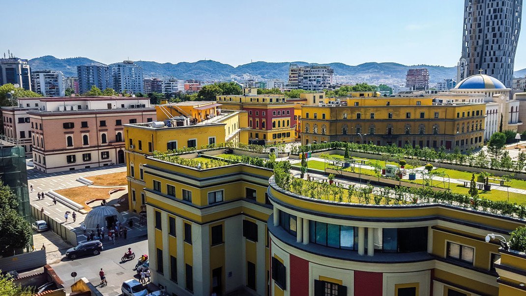 Dachgarten in Tirana Panoramaaussicht auf einen Dachgarten in Tirana