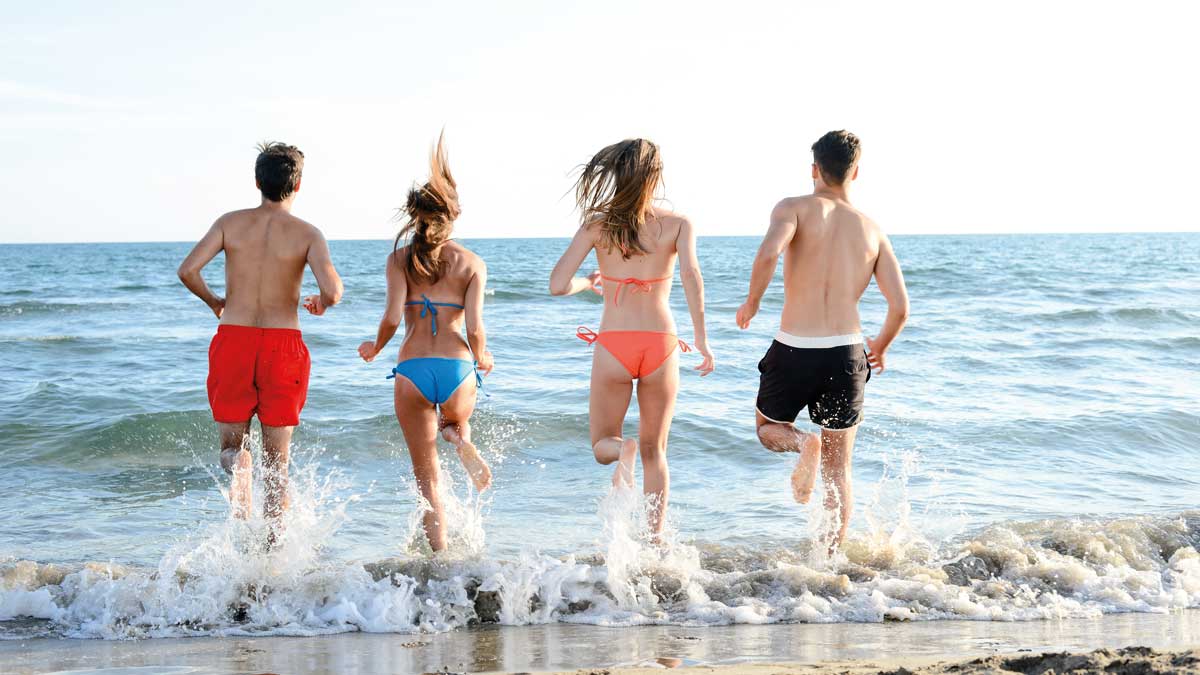 Schüler laufen ins Meer beim Ferienpark Duinrell