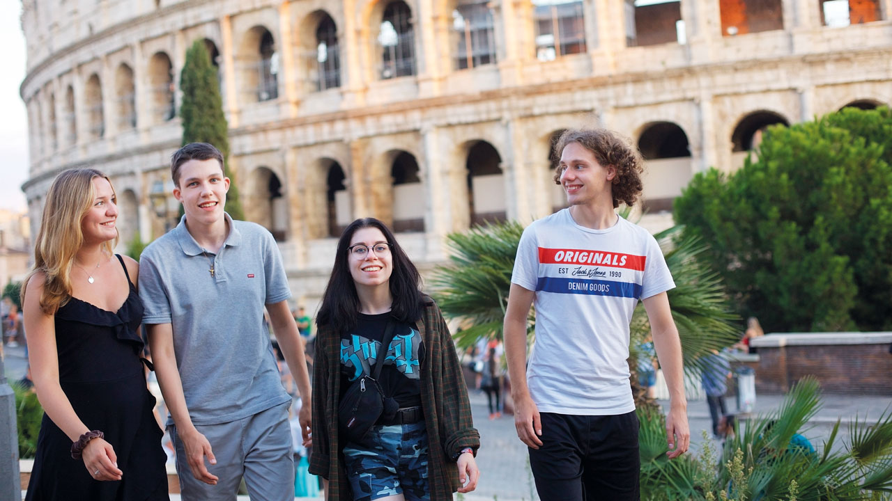 Schüler vor dem Kolosseum in Rom