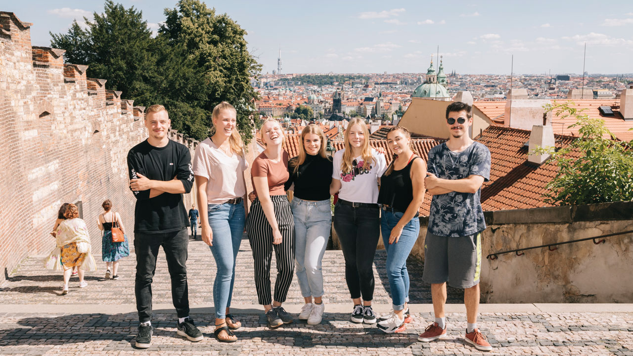 Schülerinnen in der Altstadt von Prag