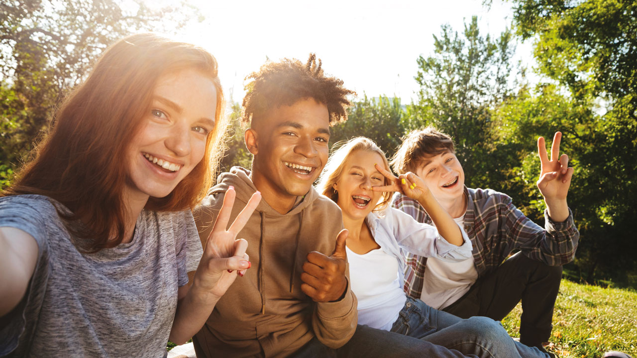 Klassenfahrten und Reisen für Jugendgruppen Gut gelaunte Schüler auf Klassenfahrt