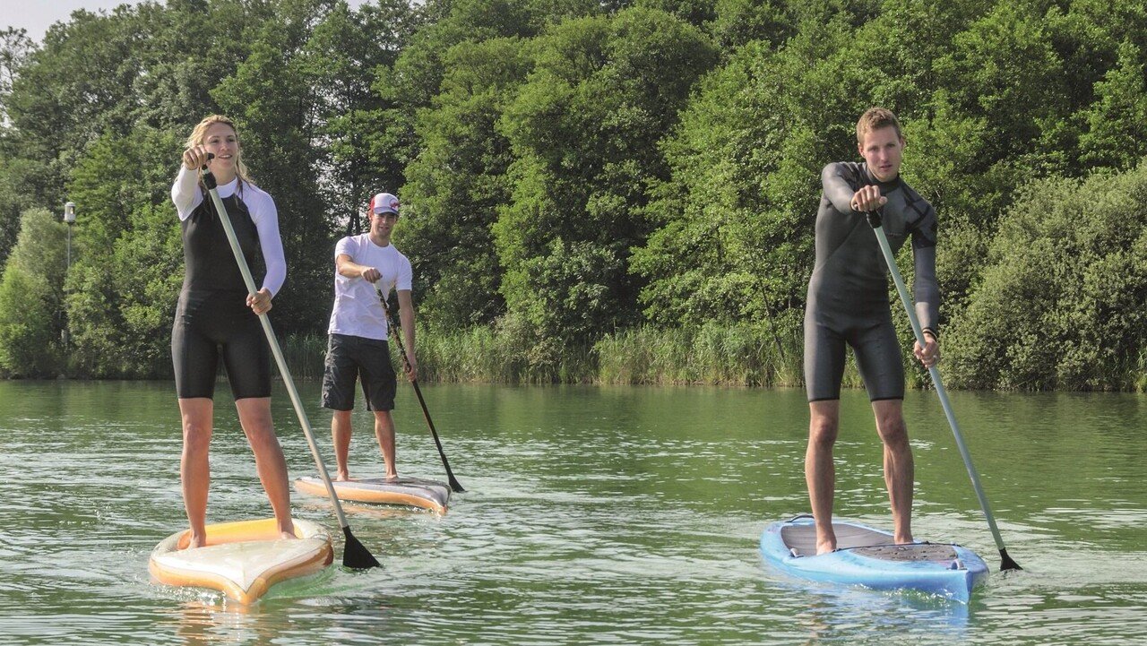 Aktivreisen für Klassen- und Jugendgruppen Schüler beim Stand-up-Paddling