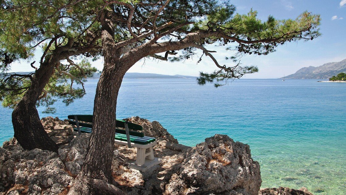 Blick auf Kroatiens Meer mit Klippen
