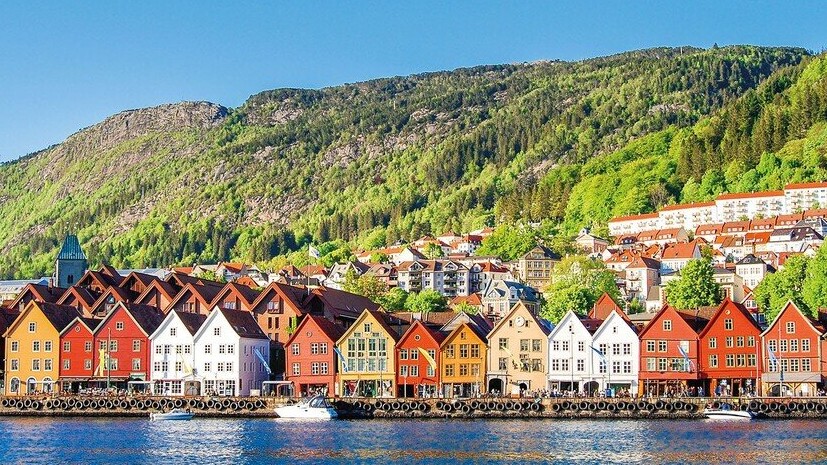 Skandinavische Häuserreihe am Fjord