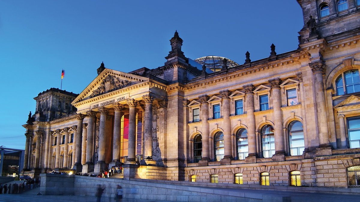 Hochschulexkursionen Deutschland Reichstag bei Dämmerung